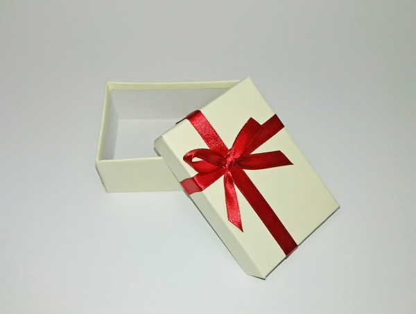 cutiute cu capac pentru cadouri